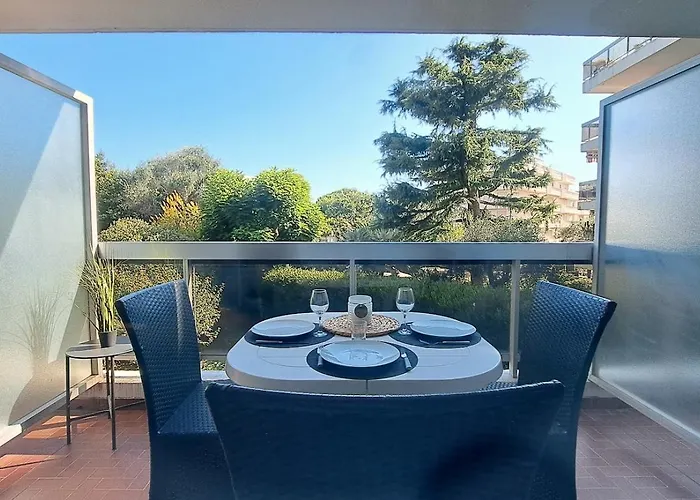 Avec Piscine, Quartier Calme Proche Centre Et Plages D'antibes Αντίμπ